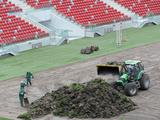 На варшавской арене меняют газон (ФОТО)