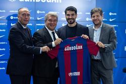 «Барселона» официально представила Гюндогана (ФОТО, ВИДЕО)