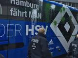 Перед матчем автобус «Гамбурга» атаковали шариками с краской (ФОТО)