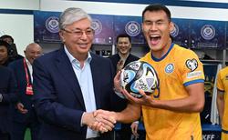 Президент Казахстана забил гол «волшебным мячом» (ВИДЕО)