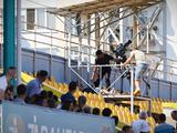 На матчі «Дніпро-1» — «Оболонь» втратив свідомість телеоператор на вишці (ФОТО)