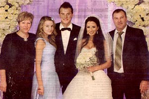 Слева направо: мама Валентина, сестра Наташа, <br>Андрей, Инна, папа Николай.